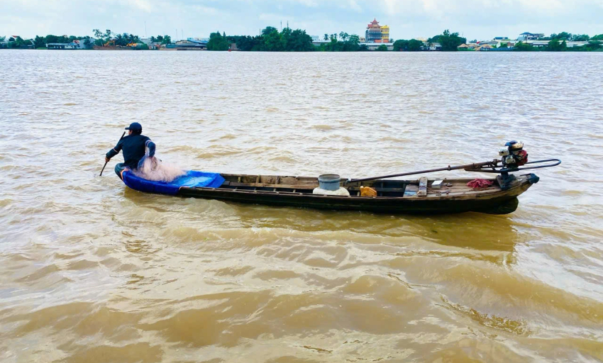 Nước lũ miền Tây tăng cao