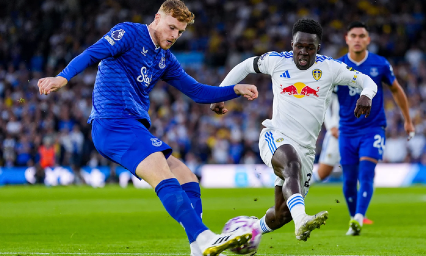 Phạt đền gây tranh cãi, Leeds United hạ Everton ngày trở lại Premier League