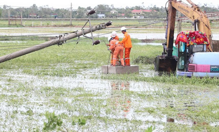 Sau bão số 5 (Kajiki): 70% khách hàng bị ảnh hưởng đã có điện trở lại