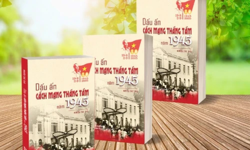Sống lại những ngày lịch sử qua từng trang sách “Dấu ấn Cách mạng Tháng Tám năm 1945”