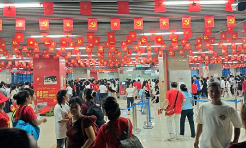 Tàu điện, xe buýt phát huy hiệu quả, nhanh chóng giải tỏa hành khách Lễ diễu binh, diễu hành