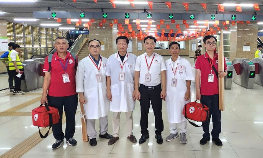 Tổ sơ cấp cứu Trung ương Hội Chữ thập đỏ Việt Nam góp phần bảo đảm sức khỏe cho người dân dịp lễ kỷ niệm A80