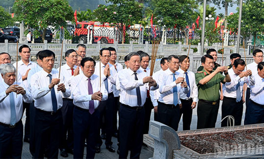 Tổng Bí thư Tô Lâm dâng hương tưởng niệm Chủ tịch Hồ Chí Minh và các vị tiền bối cách mạng