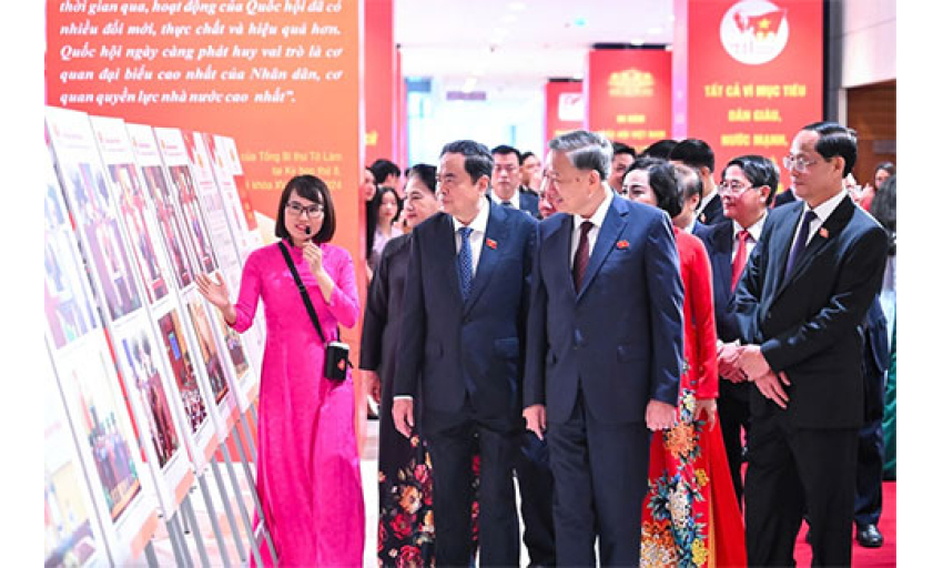 Tổng Bí thư Tô Lâm thăm quan Triển lãm ảnh ‘Quốc hội Việt Nam - 80 năm kế thừa và phát triển