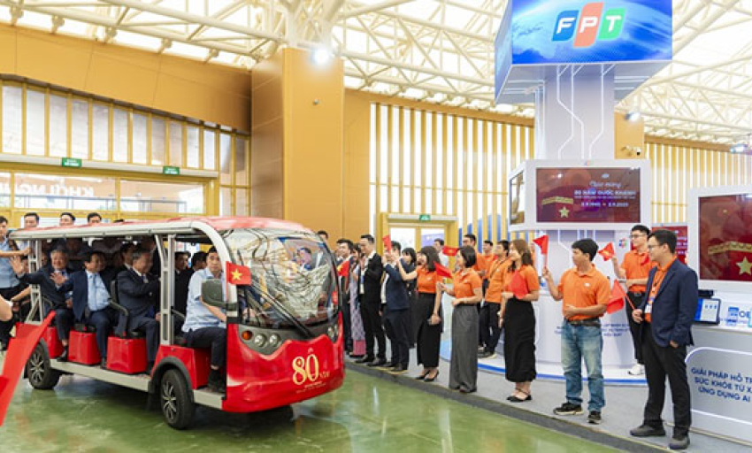 Trải nghiệm gian hàng 'Quốc gia AI' tại Triển lãm thành đất nước