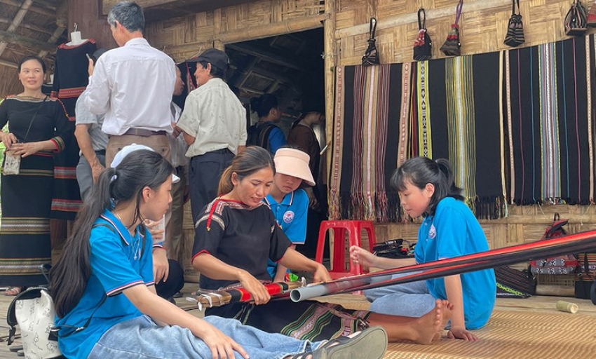 Trải nghiệm văn hóa truyền thống tại Làng Văn hóa-Du lịch các dân tộc Việt Nam