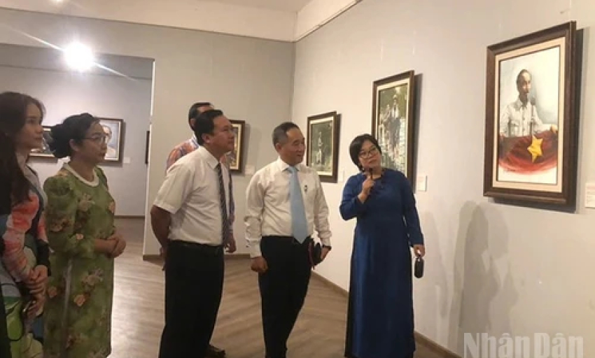 Trưng bày 80 bức tranh về Chủ tịch Hồ Chí Minh