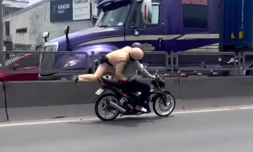 Truy tố thanh niên trong vụ cảnh sát giao thông bám yên xe