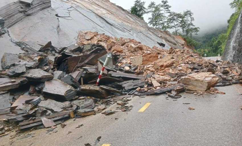 Mưa lớn gây ngập, sạt lở nhiều tuyến quốc lộ ở miền Trung