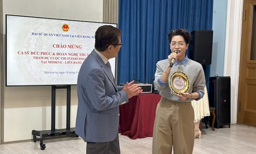 Ca sĩ Đức Phúc gặp gỡ giao lưu tại Đại sứ quán Việt Nam tại Nga trước đêm chung kết cuộc thi Intervision 2025
