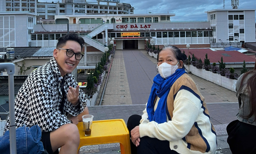 Chàng trai đưa mẹ đi chơi để 'học cách làm con'