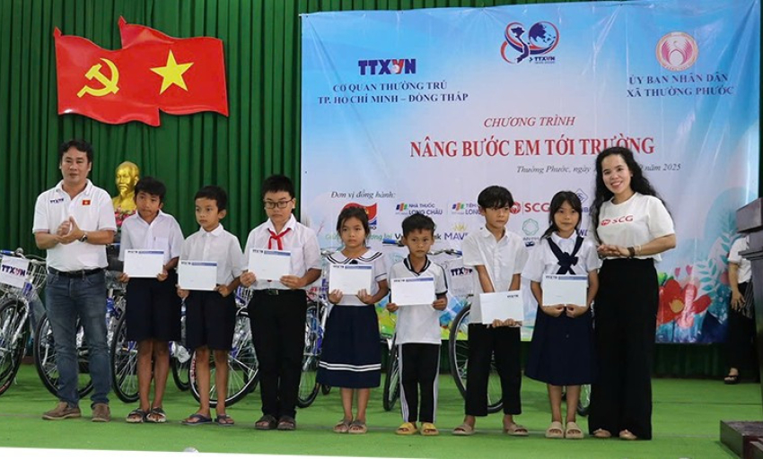 Đồng Tháp: “Nâng bước em đến trường” cho trẻ em nghèo, hiếu học vùng biên giới