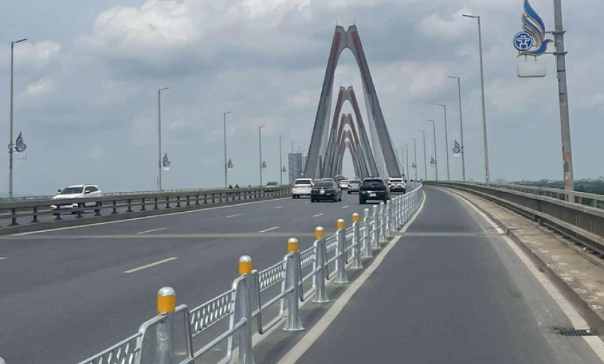 Hà Nội cấm xe lên cầu Nhật Tân vào ban đêm để lắp đặt giá long môn