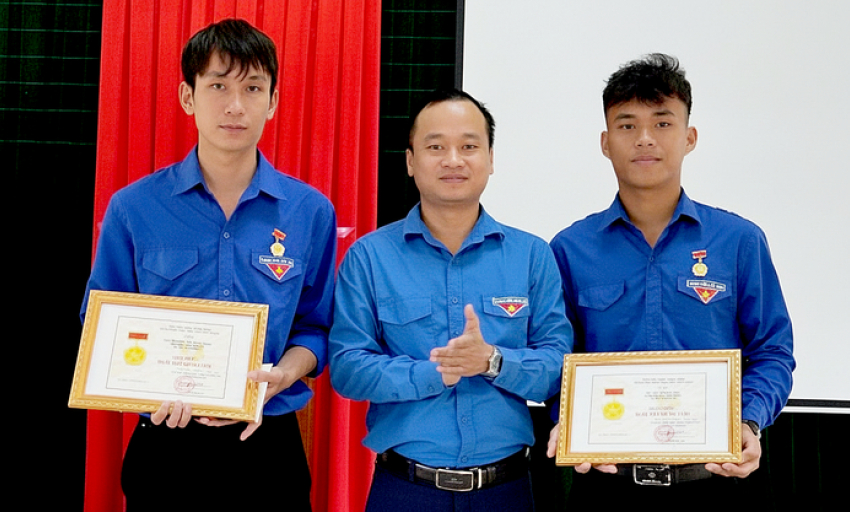 Hai thanh niên nghĩa hiệp nhảy xuống sông Kiến Giang cứu người nhận huy hiệu Tuổi trẻ dũng cảm