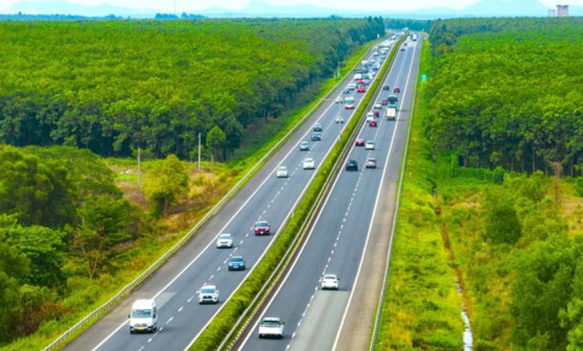 Khẩn trương cắm biển báo lý trình trên cao tốc Bắc - Nam
