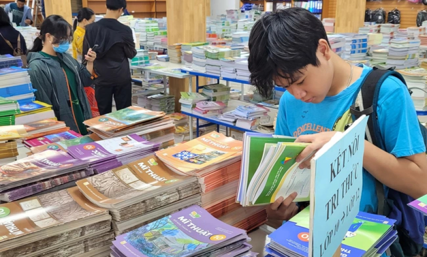 Một bộ sách giáo khoa: Con đường ngắn nhất để bảo đảm công bằng và chất lượng