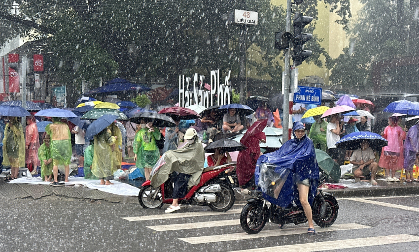 Mưa như trút, người dân vẫn bám trụ vỉa hè chờ xem diễu binh A80