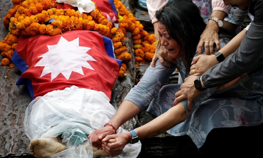 Nepal tổ chức quốc tang, hàng ngàn người quay lại nhà tù