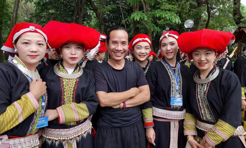 Những phụ nữ và trẻ em từng bán hàng rong, xin ăn ở Sa Pa lên sân khấu biểu diễn