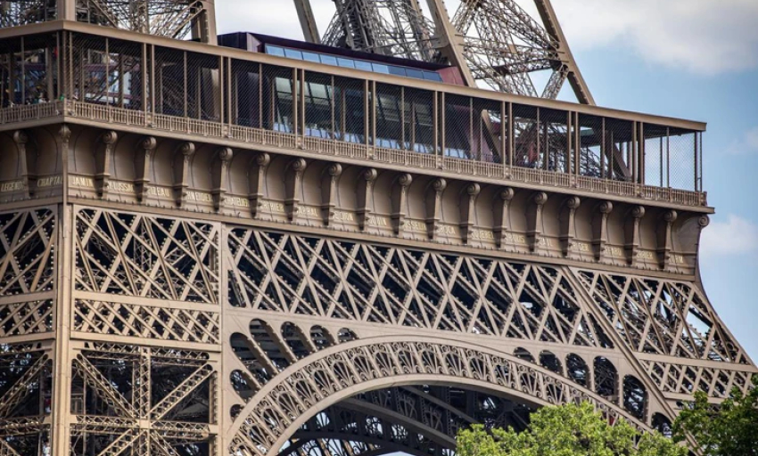 Pháp sẽ khắc tên 72 nữ học giả xuất chúng lên tháp Eiffel