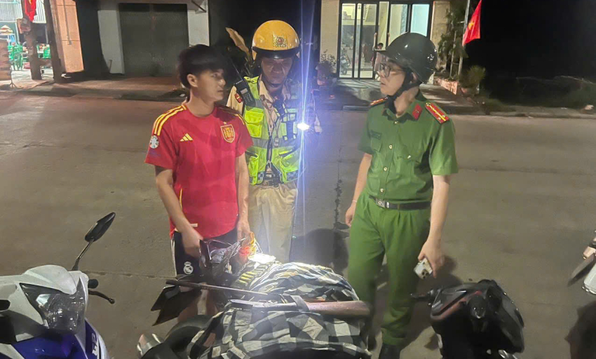 Phát hiện đối tượng vi phạm giao thông mang theo súng và nhiều tang vật nghi là vũ khí quân dụng