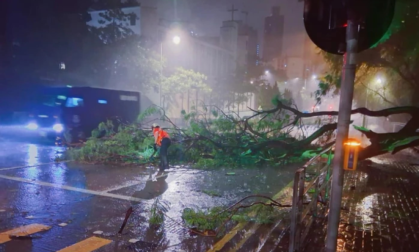 Siêu bão Ragasa: Sóng lớn "quất" Hồng Kông, hàng loạt thành phố Trung Quốc "nín thở"