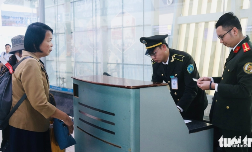 Từ 1-12, chỉ hành khách có hành lý ký gửi, hành khách đặc biệt mới làm thủ tục tại quầy sân bay