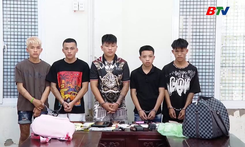 Bắt giữ nhóm đối tượng đập kính xe ô tô trộm cắp tài sản 