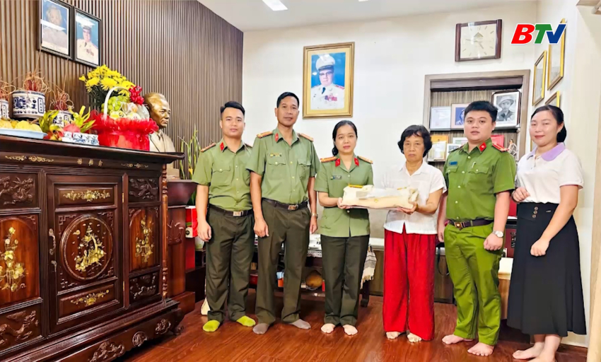 Công an Bắc Ninh tiếp nhận nhiều kỷ vật lịch sử từ gia đình nguyên Giám đốc Công an Khu XII