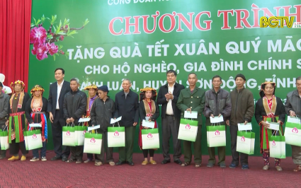100% hộ nghèo Sơn Động được tặng quà Tết