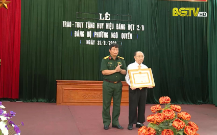1.366 Đảng viên được tặng Huy hiệu Đảng dịp 2/9