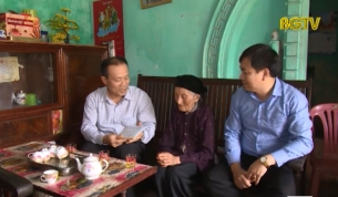 Trao tiền ủng hộ "Quỹ tấm lòng vàng" cho cụ Nguyễn Thị Thi