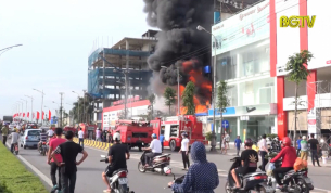 Cháy lớn tại cửa hàng kinh doanh quần áo trên đường Hùng Vương