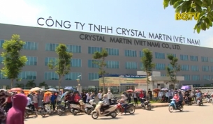 Hơn 5000 công nhân công ty Crystal Martin VN ngừng việc tập thể