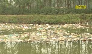 Tràn lan rác thải trên kênh chính Minh Đức - Nghĩa Trung - Quế Nham
