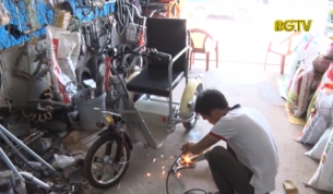 Thanh niên miền núi chế tạo xe lăn điện cho người khuyết tật