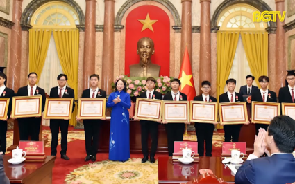 Ba học sinh Bắc Giang được tặng thưởng Huân chương Lao động hạng Nhì
