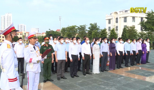 Bắc Giang: Các đồng chí lãnh đạo tỉnh viếng Đài tưởng niệm các anh hùng liệt sỹ