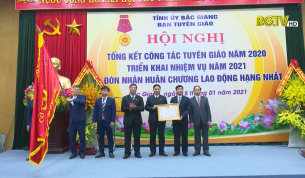 Ban Tuyên giáo Tỉnh ủy đón nhận Huân chương Lao động hạng Nhất