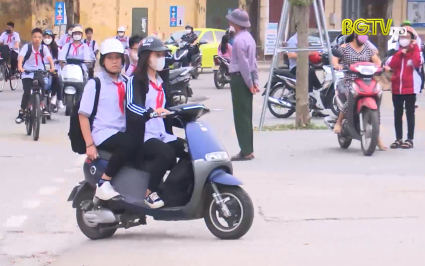 Báo động tình trạng học sinh đi xe máy điện khi chưa đủ tuổi 