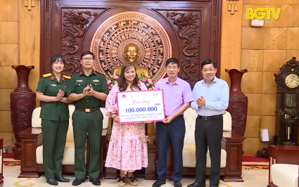Báo Quân đội nhân dân trao quà cho trẻ em dịp Tết Trung thu 