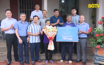 Bí thư Tỉnh ủy thăm, động viên gia đình VĐV Nguyễn Thị Oanh 