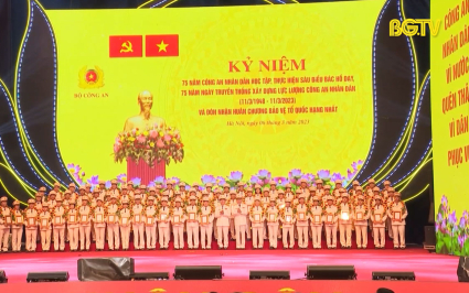 Bí thư Tỉnh ủy dự Lễ kỷ niệm 75 năm CAND học tập 6 điều Bác Hồ dạy