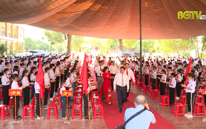 Bí thư Tỉnh ủy dự khai giảng năm học 2022-2023  tại huyện Tân Yên