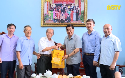 Bí thư Tỉnh ủy Dương Văn Thái thăm, tặng quà gia đình liệt sĩ, người có công