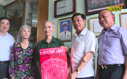 Bí thư Tỉnh ủy Dương Văn Thái thăm, tặng quà thương binh, gia đình liệt sĩ