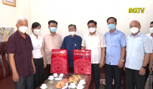 Bí thư Tỉnh ủy tặng quà người cao tuổi huyện Lạng Giang