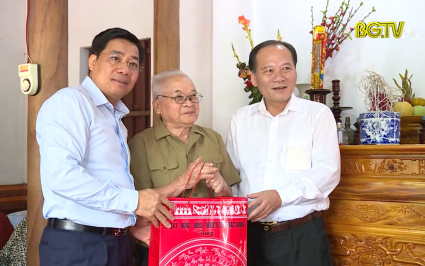 Bí thư Tỉnh uỷ thăm, chúc mừng người cao tuổi