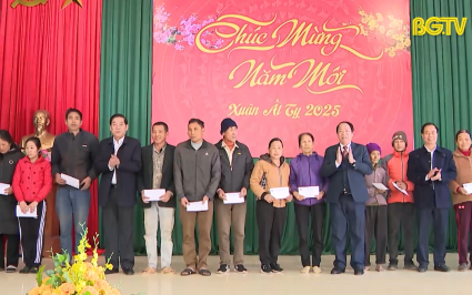 Bí thư Tỉnh ủy thăm, tặng quà hộ chính sách, hộ nghèo