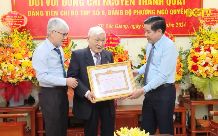 Trao Huy hiệu 80 năm tuổi Đảng cho đồng chí Nguyễn Thanh Quất